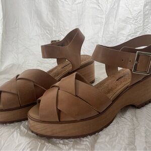 Kelsi Dagger Tan Platform Sandals with Crisscross Straps size 8, never worn.